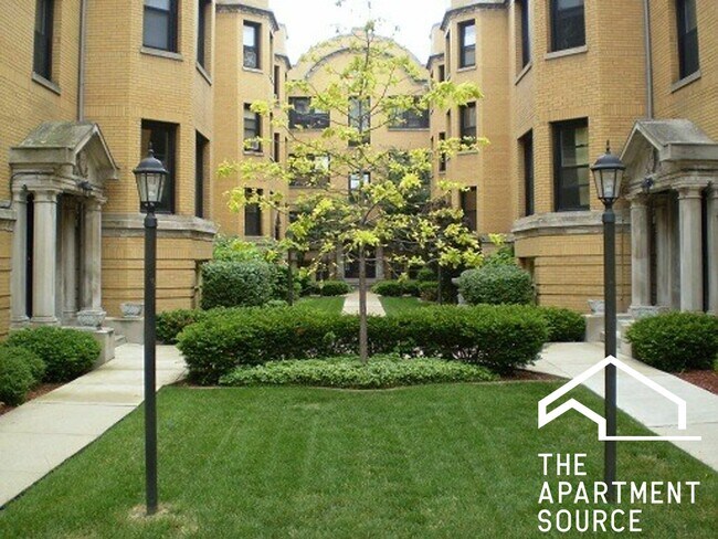 Building Photo - 2426 N Sawyer Ave