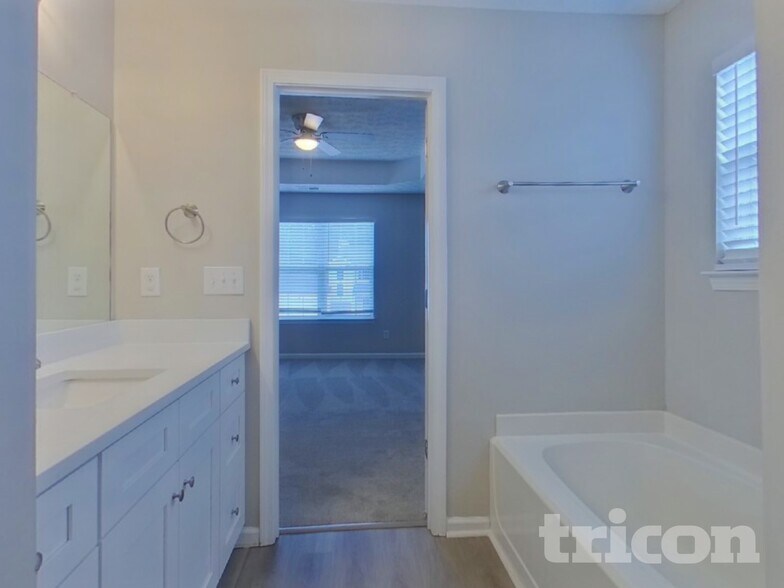 Building Photo - 6754 Clearstream Way