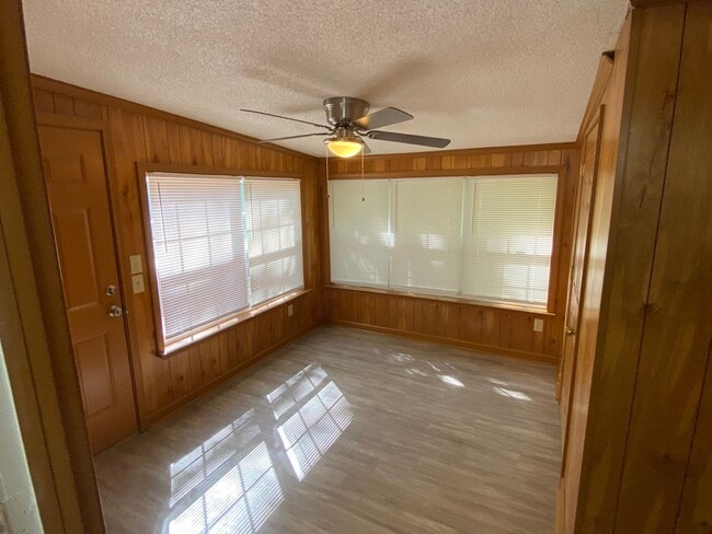 Building Photo - Updated 4 bed 2 bath minutes to Downtown Chattanooga!