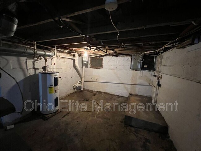 Building Photo - 810 Reinhard Ave