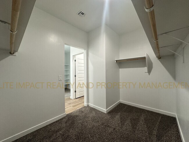 Building Photo - 11112 S Weismann Dr