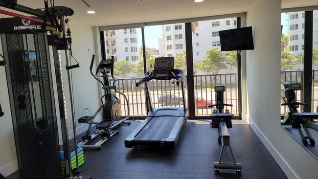 Building Photo - Annual turnkey furnished renovated 2/2 con...