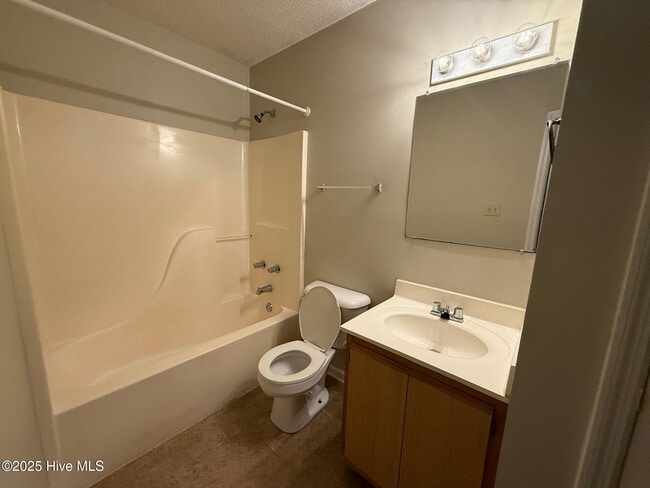 Building Photo - 106 Persimmon Ct