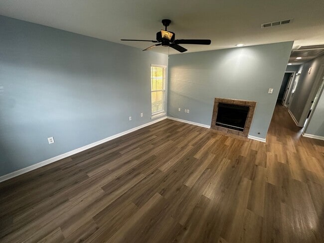 Building Photo - Quiet Neighborhood Living