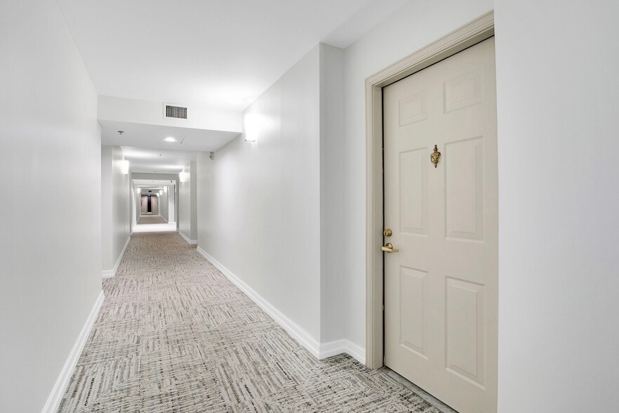 Building Photo - 2665 SW 37th Ave