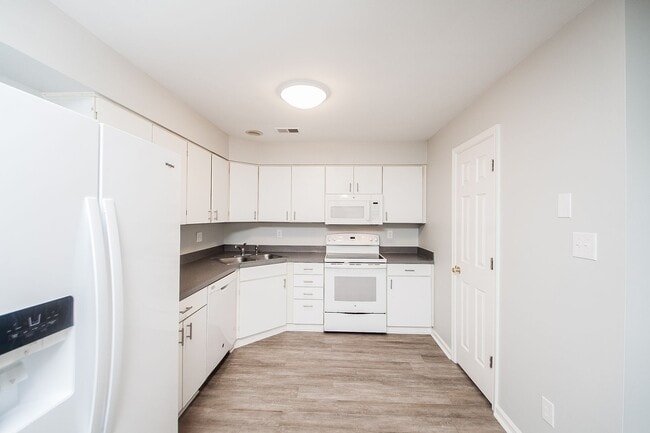 Building Photo - 2 Bedroom 2.5 Bathrooms in South Chesapeake