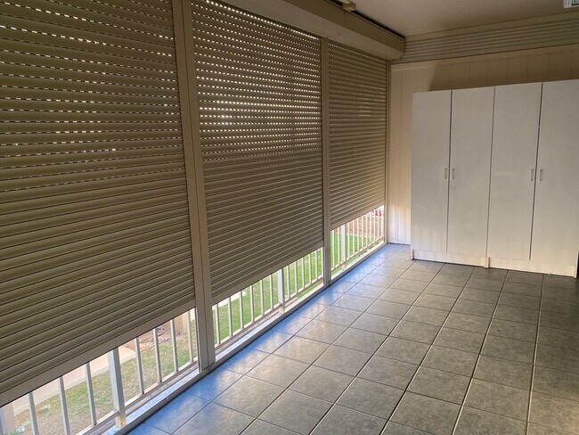 Building Photo - 909 Ala Lilikoi St