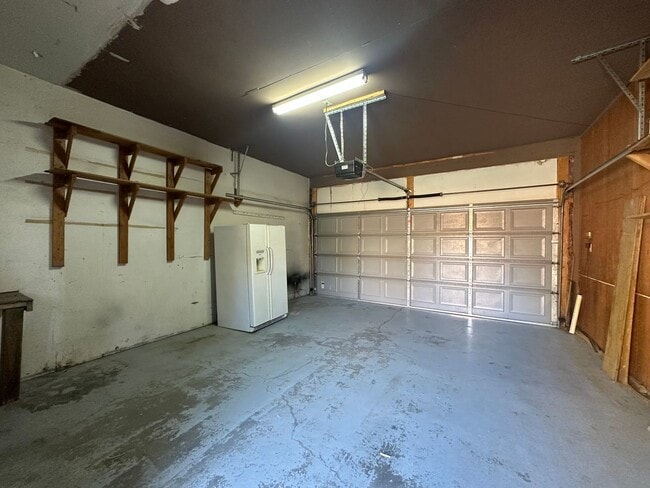 Building Photo - 3 Bedroom 2 Bathroom Home available to ren...