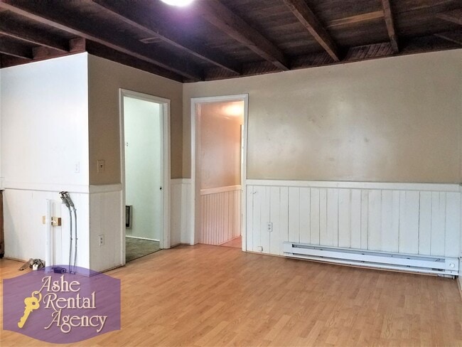 Building Photo - Charming 2 Bedroom 1 Bathroom Cottage By the River