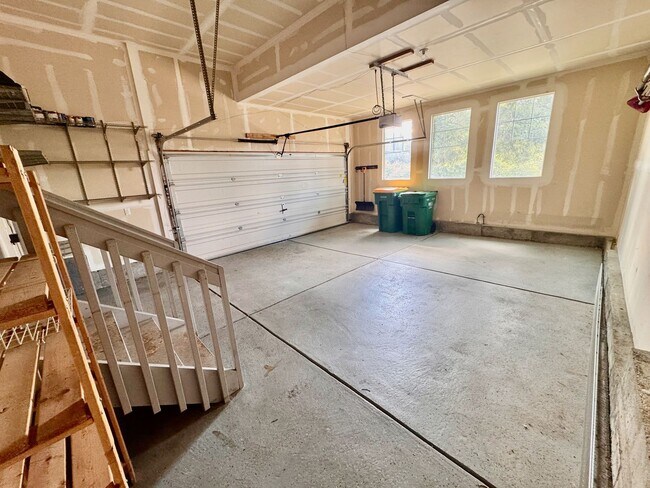 Building Photo - Large 4 bedroom home with a Fully Finished...