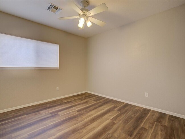 Building Photo - 4 Bedroom 2 Bathroom