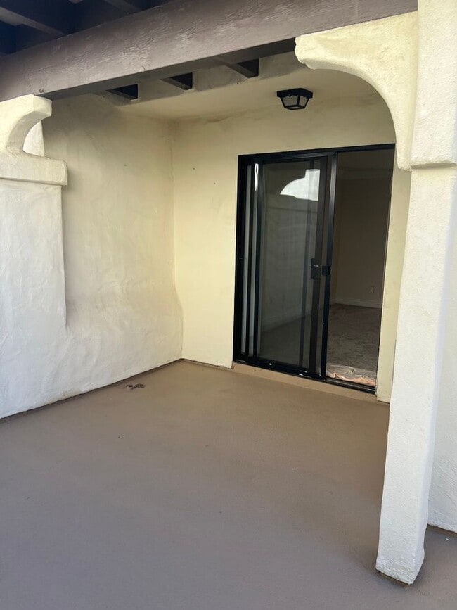Building Photo - Meticulously maintained condo - 2 main bed...