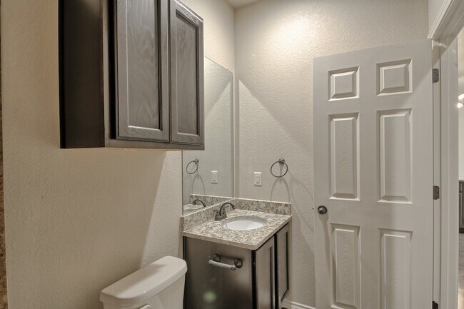 Building Photo - GORGEOUS 3 BEDROOM DUPLEX LOCATED IN BUDA, TEXAS!