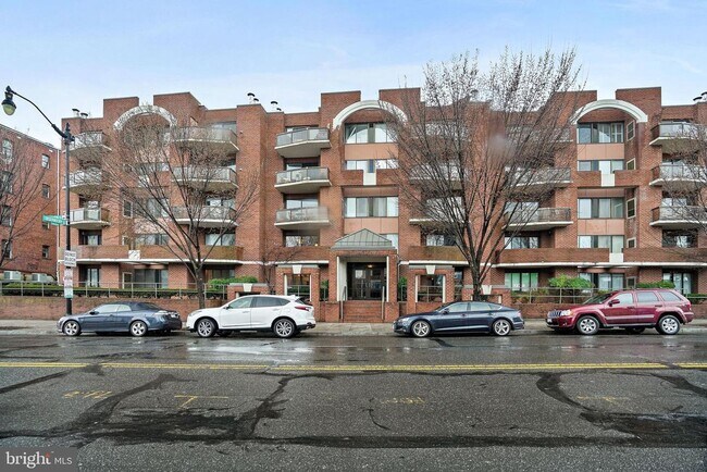 Building Photo - Gorgeous and Airy 1bd/1ba in Glover Park with parking and a balcony!