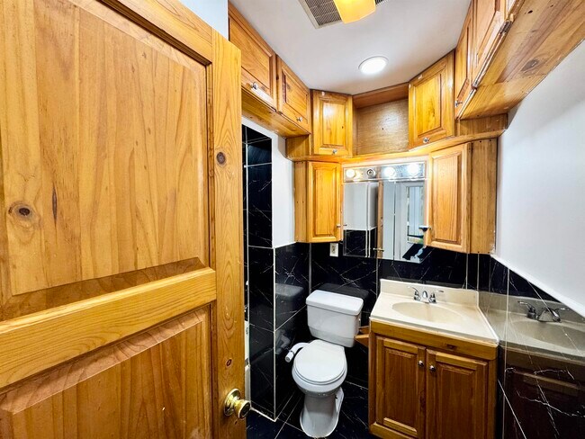 Building Photo - 272 Winfield Ave