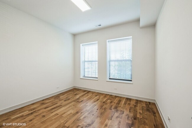Building Photo - 325 E 44th St