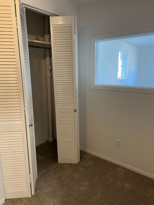 Building Photo - 4 BEDROOM HOME IN SKYWAY!!