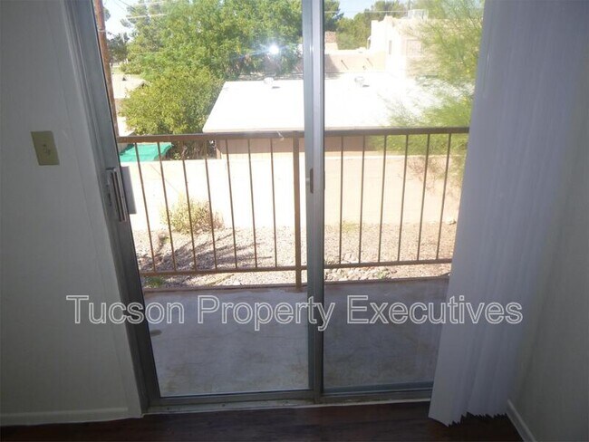 Building Photo - 660 S Tucson Blvd