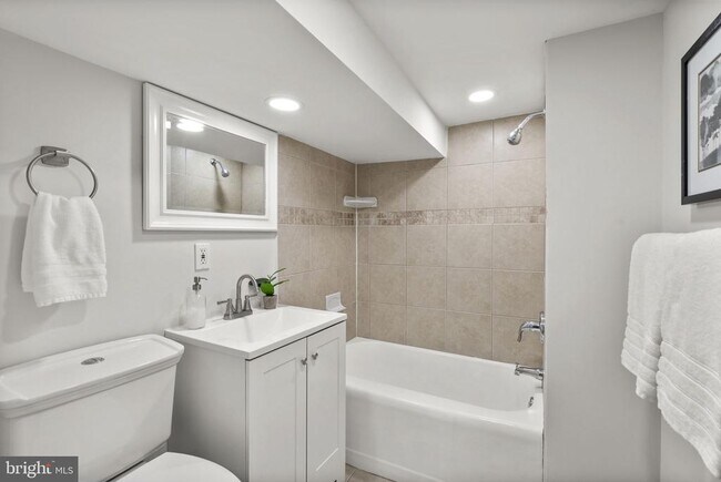 Building Photo - 518 N Lakewood Ave