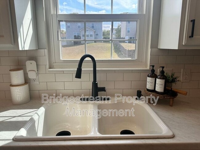 Building Photo - 282 Hess Ct