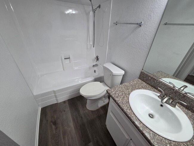 Building Photo - ONTARIO, single family home. Large fenced yard