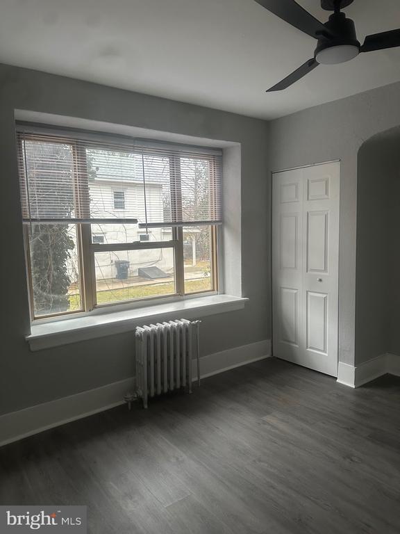 Building Photo - 215 W Walnut Ln