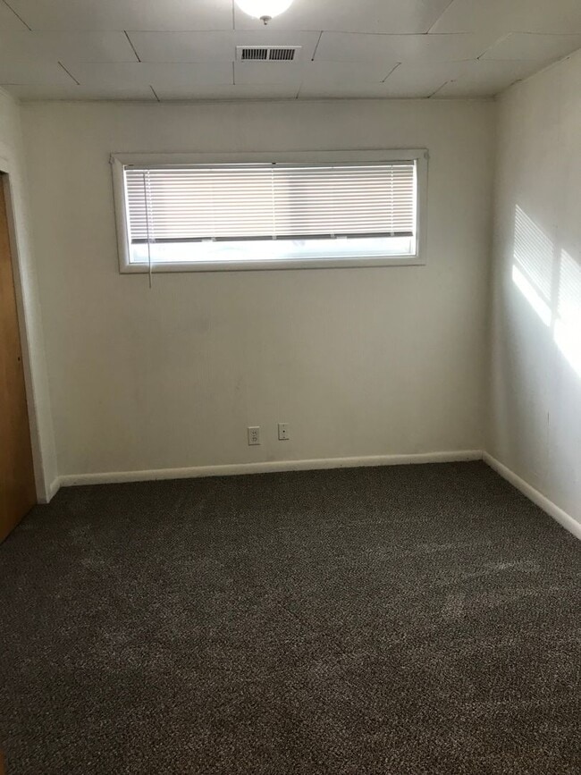 Building Photo - Very cute and centrally located 3-bedroom