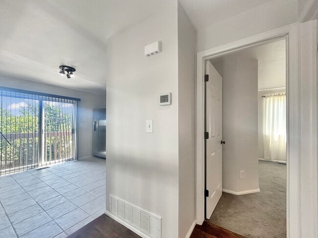 Building Photo - $0 DEPOSIT OPTION. DESIRABLE DAKOTA STATION SPLIT-LEVEL HOME WITH 3 BEDROOMS, 2 BATHS, AND SPACIO...