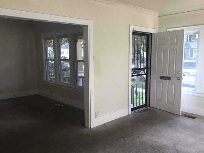 Building Photo - 4 Bedroom Single Family Home