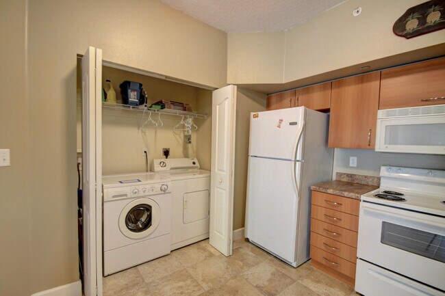 Building Photo - 250 NE 3rd Ave