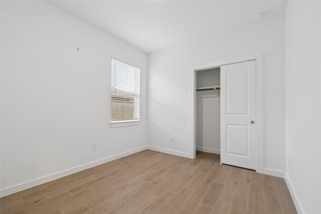 Building Photo - 698 Daniels Lk Ln