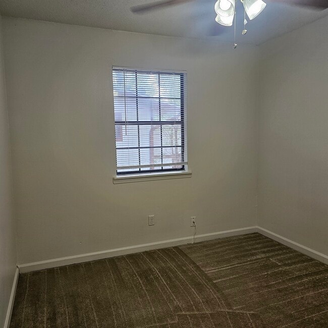 Building Photo - 3701 Donovan Dr