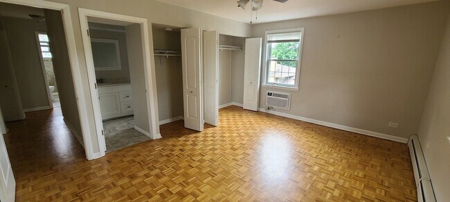 Building Photo - 1500 W Touhy Ave