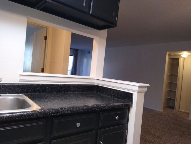 Building Photo - Awesome 2 Bedroom 2 Bath Condo w/ Garage P...