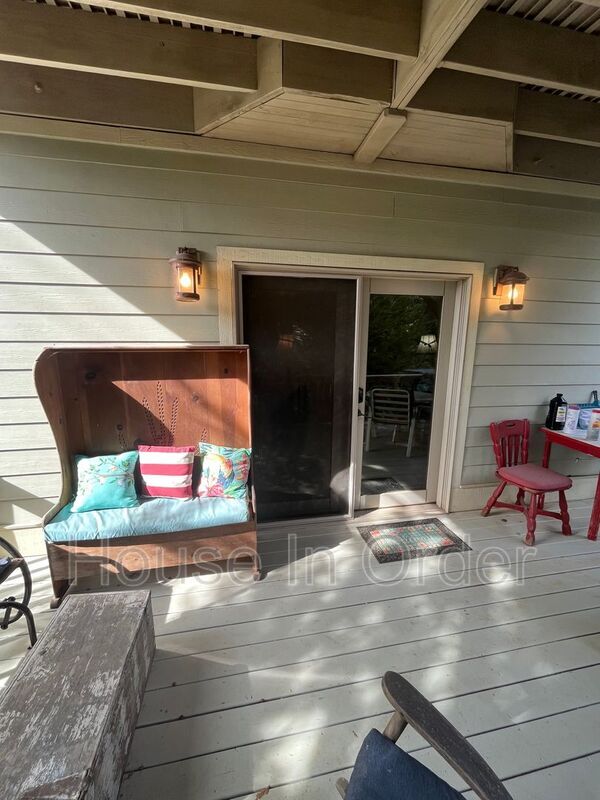 Primary Photo - 5 Williamette Cir