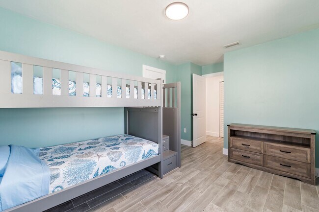Building Photo - Fully Renovated Beachside Beauty – Walk to...
