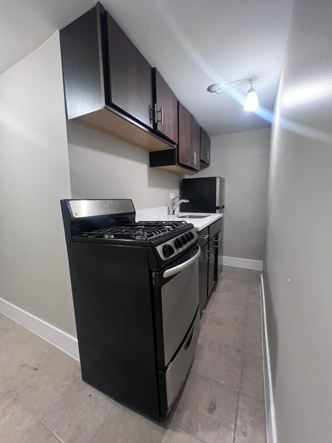 Building Photo - 3353 W Warren Blvd