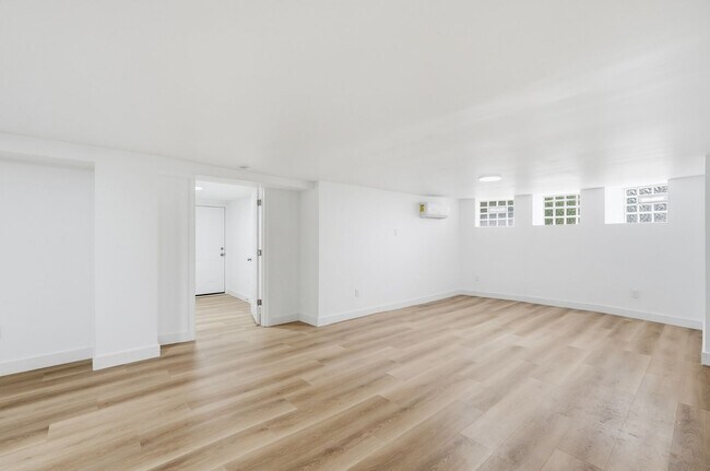 Building Photo - 568 Hale Ave
