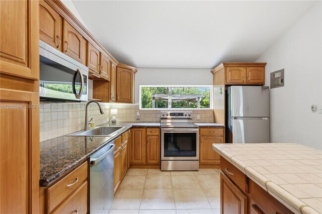 Building Photo - 2355 Overbrook St