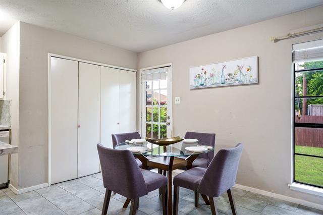 Building Photo - 122 W Way Dr