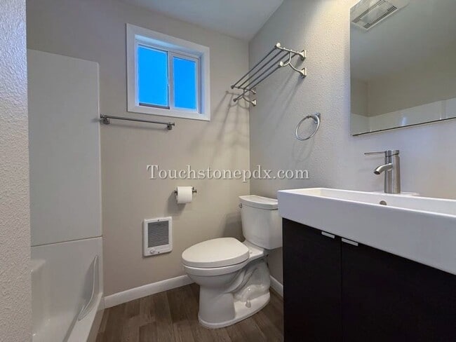 Building Photo - 5116 SE Mitchell St