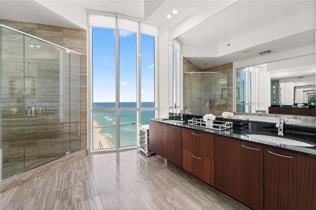 Building Photo - 16001 Collins Ave