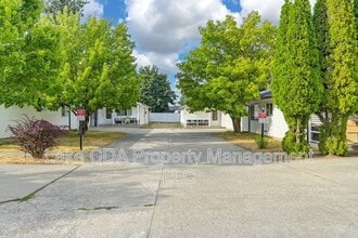 Building Photo - 1421 E Randle Ave