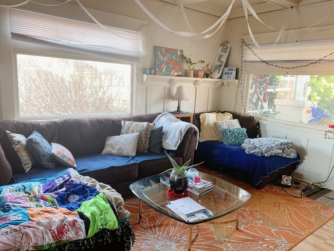 Building Photo - PRELEASING: Bay view 4 Bdrm/1.5 bath on High St!