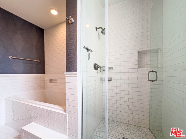 Building Photo - 935 Westbourne Dr