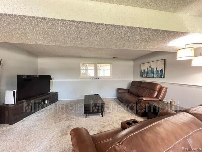 Building Photo - 645 Hidden Ridge Dr