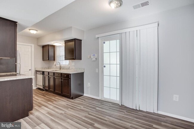 Building Photo - 700 Brandon Cir