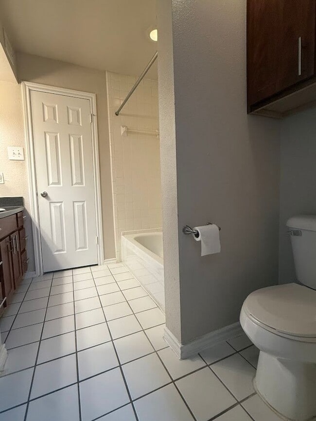 Building Photo - 2 BD with Garage - Dog Park - Resort Pool ...
