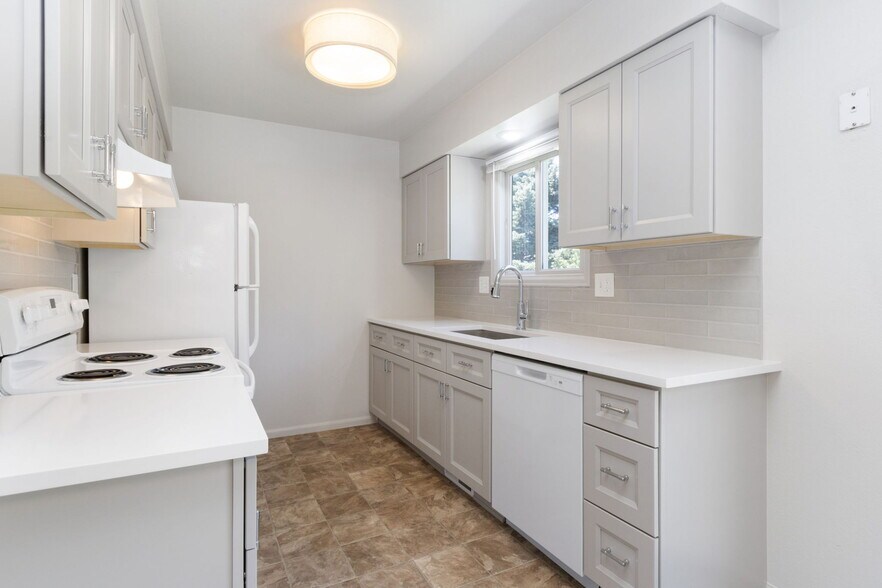 New kitchen cabinets, stainless farmhouse sink, quartz counters, dishwasher. - 1956 Promenade Way