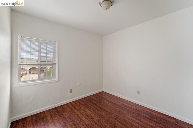 Building Photo - 402 Bissell Ave